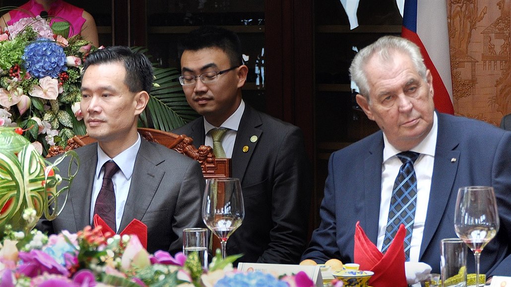 Předseda představenstva čínské skupiny CEFC Jie Ťien-ming (vlevo) je poradcem...