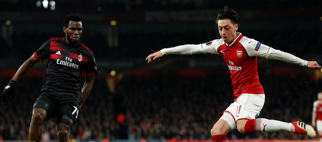 Mesut Özil (vpravo) a Franck Kessié (vlevo) v utkání osmifinále Evropské ligy...