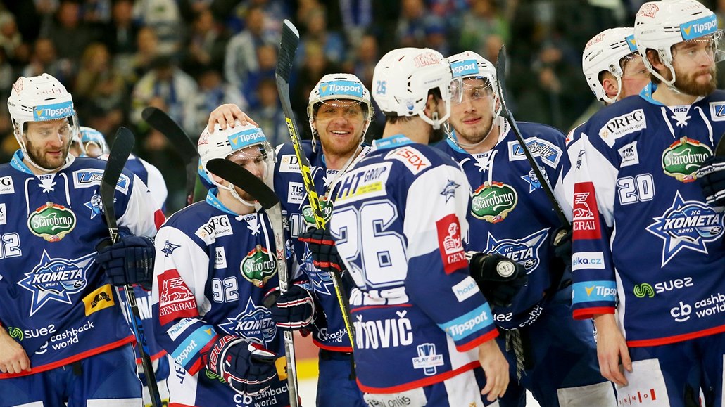 Hokejisté Komety Brno se radují v zápase proti Vítkovicím, který jim zajistil...