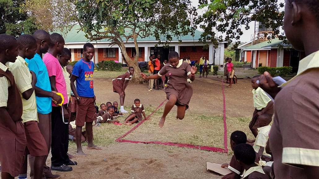 Jednou ze 13 disciplín olympiády pro keňské děti byl skok do dálky.