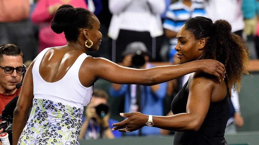 Venus a Serena (vpravo) Williamsovy na turnaji v Indian Wells.