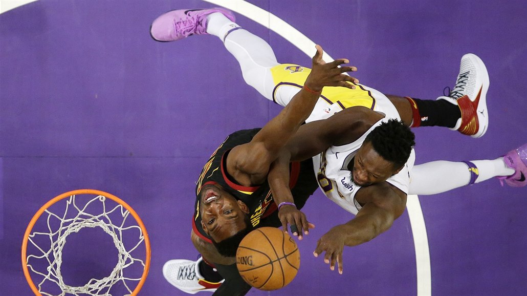 Julius Randle (vpravo) z LA Lakers divoce atakuje ko� Clevelandu kolem Jeffa...