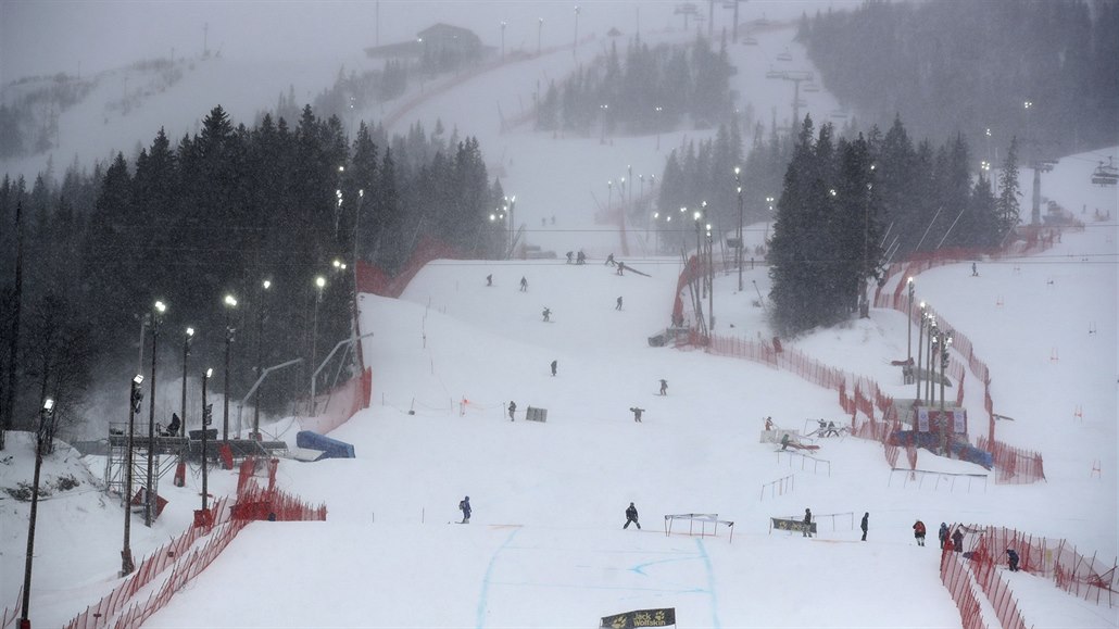Silný vichr zrušil nedělní závody ve finále Světového poháru v alpském lyžování...