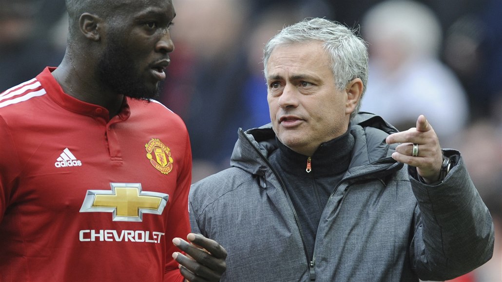 José Mourinho, trenér Manchesteru United, předává informace svým svěřencům.
