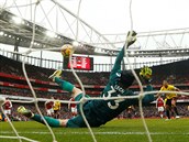 Petr Čech chytil první penaltu v Arsenalu. I díky tomuto zákroku udržel 200....