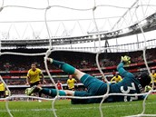 Petr Čech vychytal první penaltu v dresu Arsenalu.