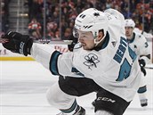 Tom Hertl (vpravo) ze San Jose stl na branku Edmontonu pes brncho...