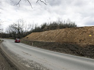 Pohled na několikametrové valy u Hradčan-Kobeřic na Prostějovsku v místech, kde...