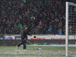 Husté sněžení během utkání Sparty a Slavie si vynutilo zásah úklidové čety.
