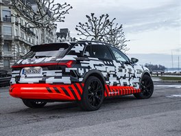 Maskovan prototyp elektromobilu Audi e-tron