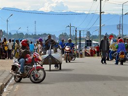 Rušný hraniční přechod mezi Rwandou a Demokratickou republikou Kongo