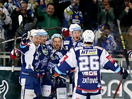 Hokejist Komety Brno se raduj v zpase proti Vtkovicm, kter jim zajistil...