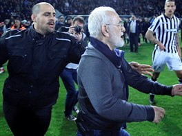 Ivan Savvidis, majitel PAOK Solu, vtrhnul na hit a chyst se napadnout...