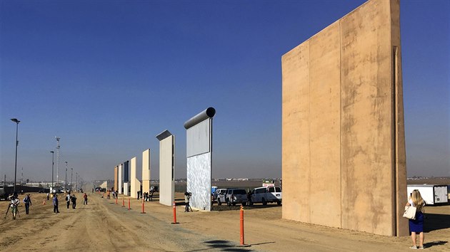 Vzorky nov zdi na hranici USA a Mexika (26. jna 2017)