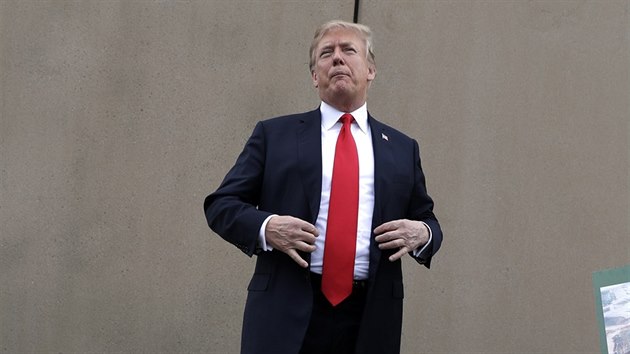 Americký prezident Donald Trump si v úterý prohlédl vzorky nové zdi na hranici USA a Mexika. (13. března 2018)