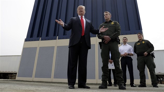 Americk prezident Donald Trump si v ter prohldl vzorky nov zdi na hranici USA a Mexika (13. bezna 2018)