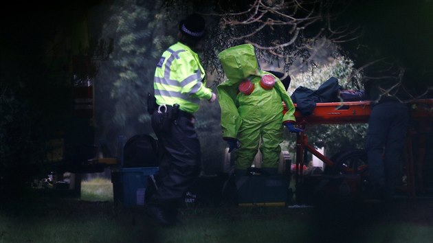 Salisbury. Britští vyšetřovatelé u hrobu manželky Sergeje Skripala (10. března 2018)