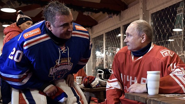 Na hokeji. Ruský prezident Vladimir Putin hovoí s gubernátorem Tulské oblasti...