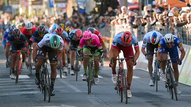 FINI. V zvru est etapy zvodu Tirreno-Adriatico byl nejrychlej Marcel Kittel (tet zprava).