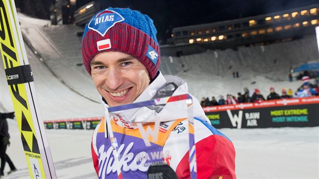 Polsk skokan Kamil Stoch se smje po triumfu v Lillehammeru.