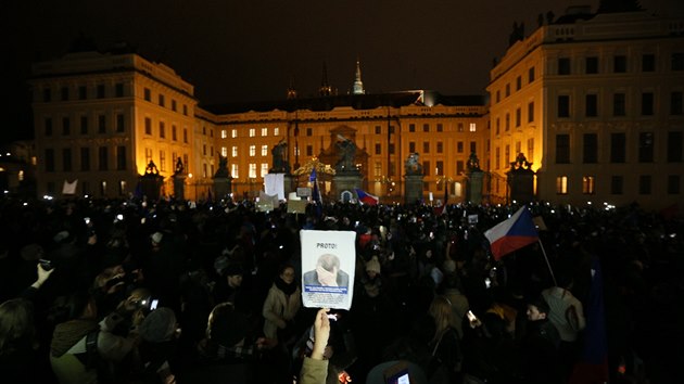 Nkolik tisíc lidí demonstrovalo ped Praským hradem, kde práv probíhala...