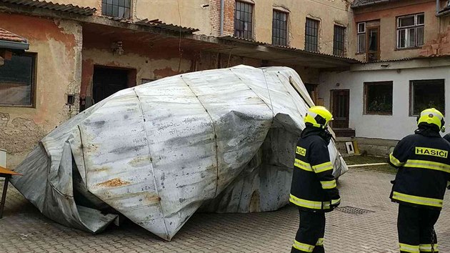 V Městečku Trnávka hasiči likvidovali následky silného větru, který utrhl střechu na mlýnu (18. března 2018).