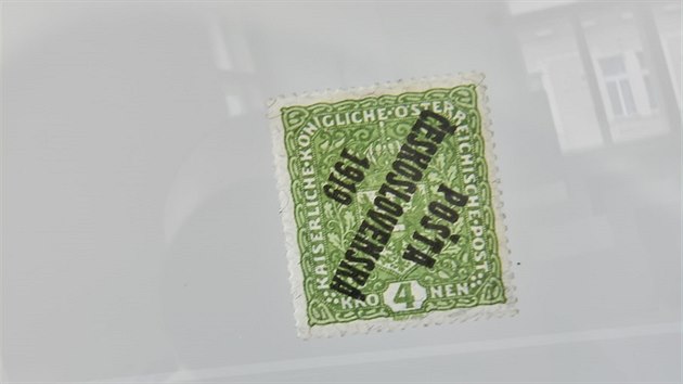 Nejvz�cn�j�� �eskoslovensk� zn�mka, p�vodn� rakousko-uhersk� sv�tlezelen� zn�mka na �ilkovan�m pap��e s obr�cen�m p�etiskem Po�ta �eskoslovensk� 1919 v hodnot� �ty� korun ze sb�rky filatelisty Ludv�ka Pytl��ka.