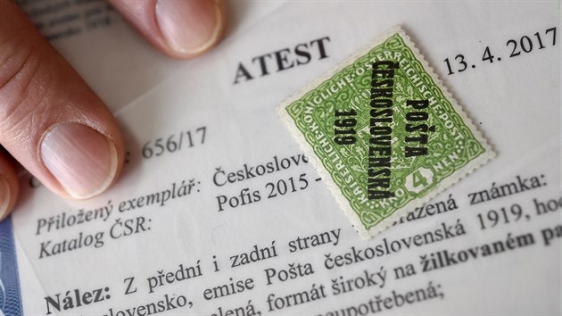 Nejvz�cn�j�� �eskoslovensk� zn�mka, p�vodn� rakousko-uhersk� sv�tlezelen� zn�mka na �ilkovan�m pap��e s obr�cen�m p�etiskem Po�ta �eskoslovensk� 1919 v hodnot� �ty� korun ze sb�rky filatelisty Ludv�ka Pytl��ka.