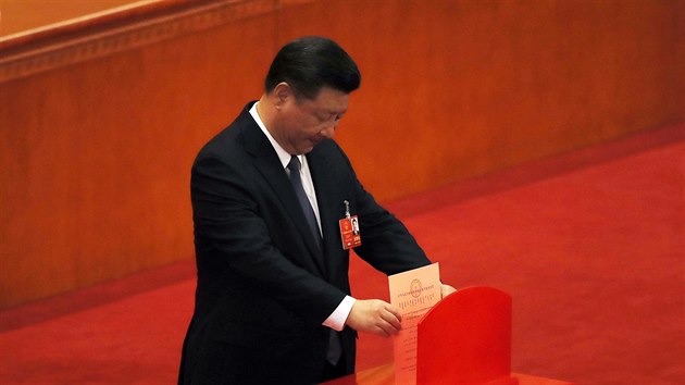 Čínský prezident  Si Ťin-pching hlasuje pro změnu ústavy Číny, která mu umožní vládnout neomezeně (11.března 2018).