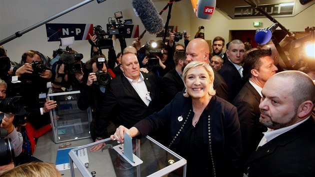 Pedsedkyn Nrodn fronty Marine Le Penov vhazuje do urny svj hlasovac lstek bhem sjezdu strany (10. bezna 2018).