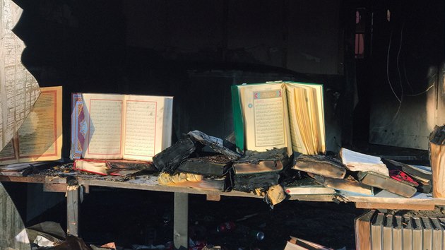 V berlínské čtvrti Reinickendorf hořela mešita. Policie požár vyšetřuje jako žhářský čin. Na snímku jsou ohořelé svazky Koránu (11. března 2018).