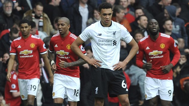 JE TO V�BEC MO�N�? Trent Alexander-Arnold z Liverpoolu smutn� po dal��m inkasovan�m g�lu.