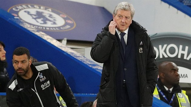 Tren�r Crystal Palace Roy Hodgson (vpravo) sleduje d�n� na tr�vn�ku.