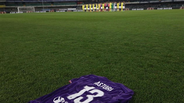 Na veronskm stadionu uctili pamtku zesnulho fotbalisty Davide Astoreho minutou ticha a poloenm dresu s jeho jmnem na trvnk.