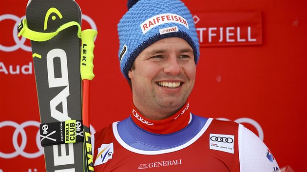 Švýcarský lyžař Beat Feuz se usmívá poté, co v superobřím slalomu v Kvitfjellu dojel na druhém místě.