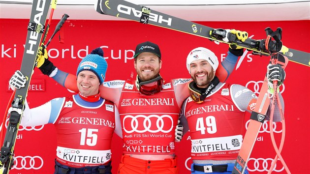 První tři nejrychlejší lyžaři superobřího slalomu v Kvitfjellu (zleva) stříbrný Beat Feuz, zlatý Kjetil Jansrud a bronzový Brice Roger.