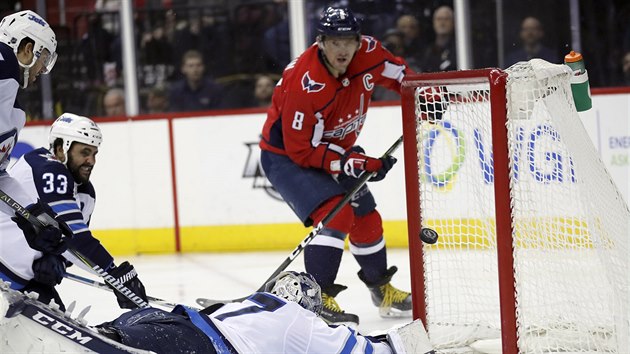 Alexandr Ovečkin střílí svůj 600. gól v NHL do sítě Winnipegu.