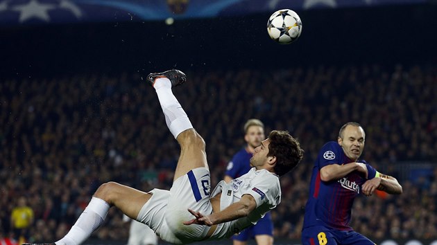 NَKY. Marcos Alonso (Chelsea) zkouel akrobatickm zpsobem zakonit v zpase proti Barcelon.