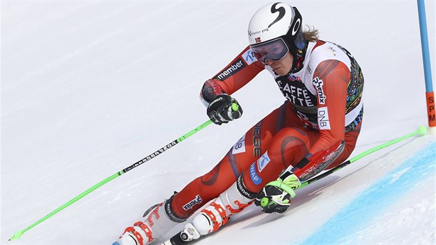 Nor Henrik Kristoffersen svit po trati obho slalomu v Aare.