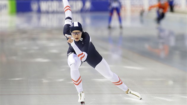 Rakušanka Vanessa Herzogová uhání po 500 metrové trati ve finále Světového poháru v Minsku.