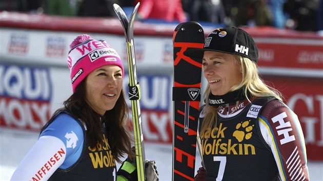 vcarka Wendy Holdenerov (vlevo) a vdka Frida Hansdotterov sdlej v cli sv dojmy ze slalomu v Aare.