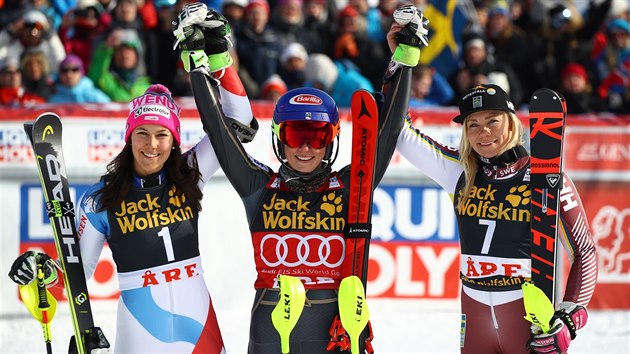 Ve slalomu ve finále Světového poháru v Aare uspěly: Američanka Mikaela Shiffrinová (uprostřed), Švýcarka Wendy Holdenerová (vlevo) a Švédka Frida Hansdotterová.