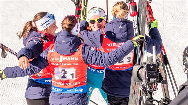 Francouzské biatlonistky slaví první místo ze štafety v Oslu.