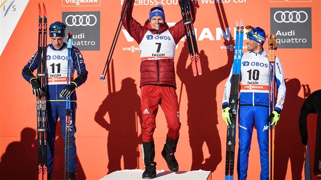 Na stupnch vtz zvodu na 15 km s hromadnm startem klasicky se ve Falunu umstili: Rus Alexandr Bolunov (uprosted), vd Calle Halfvarsson (vlevo) a Ital Francesco de Fabiani.