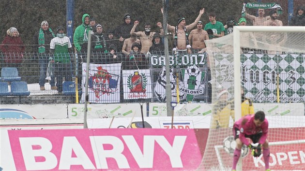 Snen a mraziv poas nezabrnilo fanoukm Jablonce, aby se pi utkn s Jihlavou svlkli do pli tla.