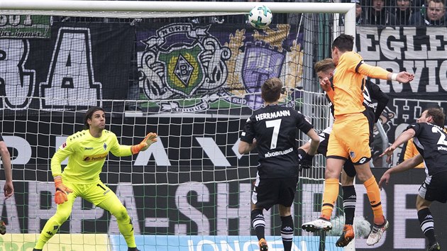 Na hlavikov Benjamina Hbnera (Hoffenheim) brank Mnchengladbachu Yann Sommer nestail.