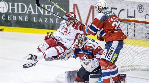 Momentka z utkn tvrtfinle play off hokejov Tipsport Extraligy mezi Pardubicemi (v ervenm) a Tncem