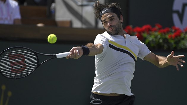vcarsk tenista Roger Federer zamuje svj forhend v semifinle turnaje v Indian Wells.