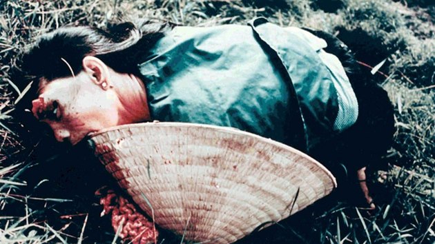 Při masakru ve vietnamské vesnici My Lai američtí vojáci zavraždili asi pět set neozbrojených vesničanů. (16. března 1968)