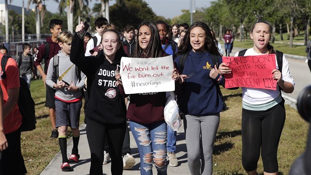 Studenti na stovkách amerických škol vyšli ve středu před své vzdělávací instituce, aby uctili památku obětí střelby v Parklandu. (14. března 2018)